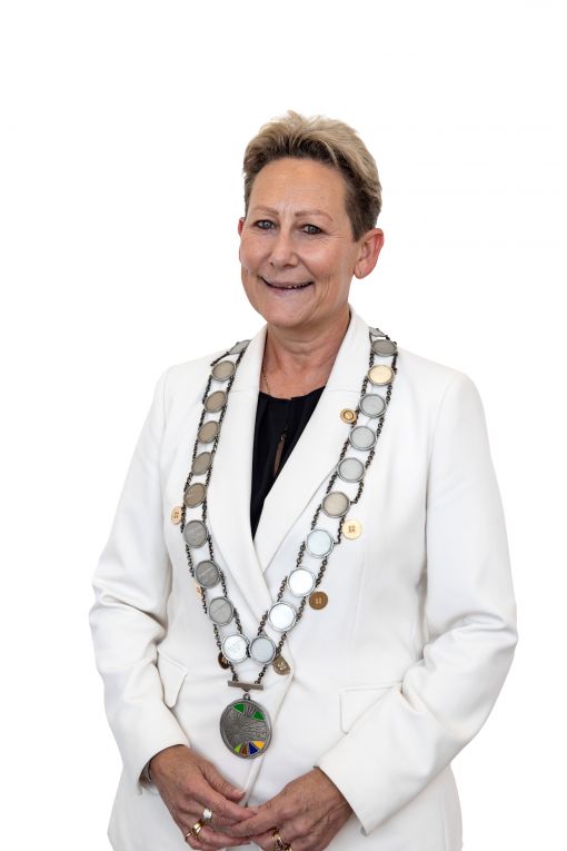 Mayor Leah Anderson wearing the Mayoral Chains