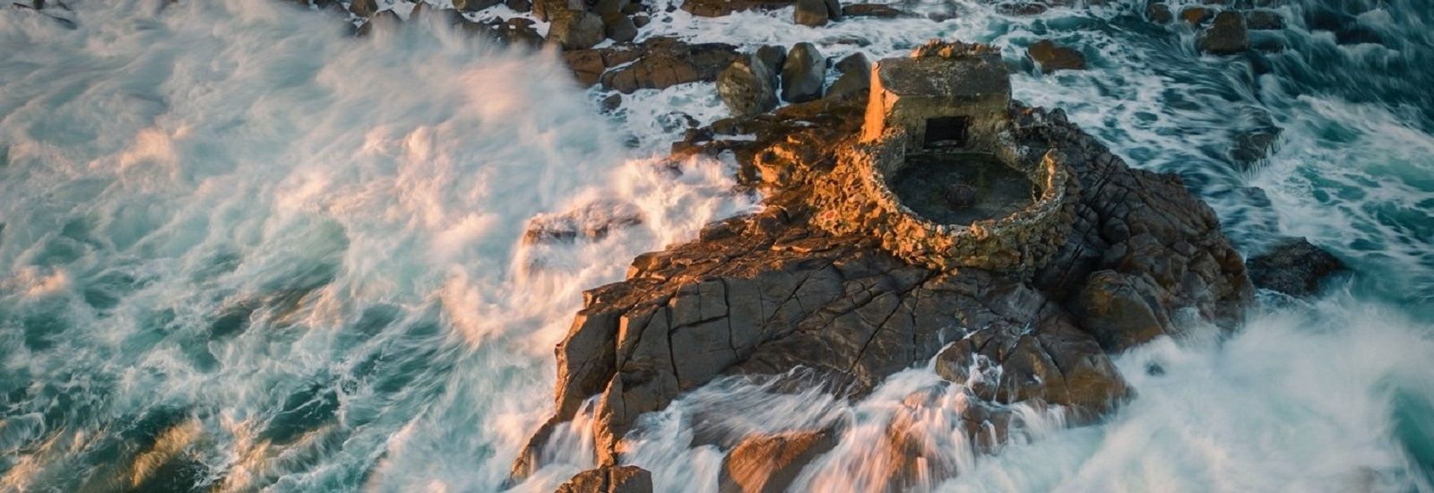 rocks and water at tomaree heads banner image